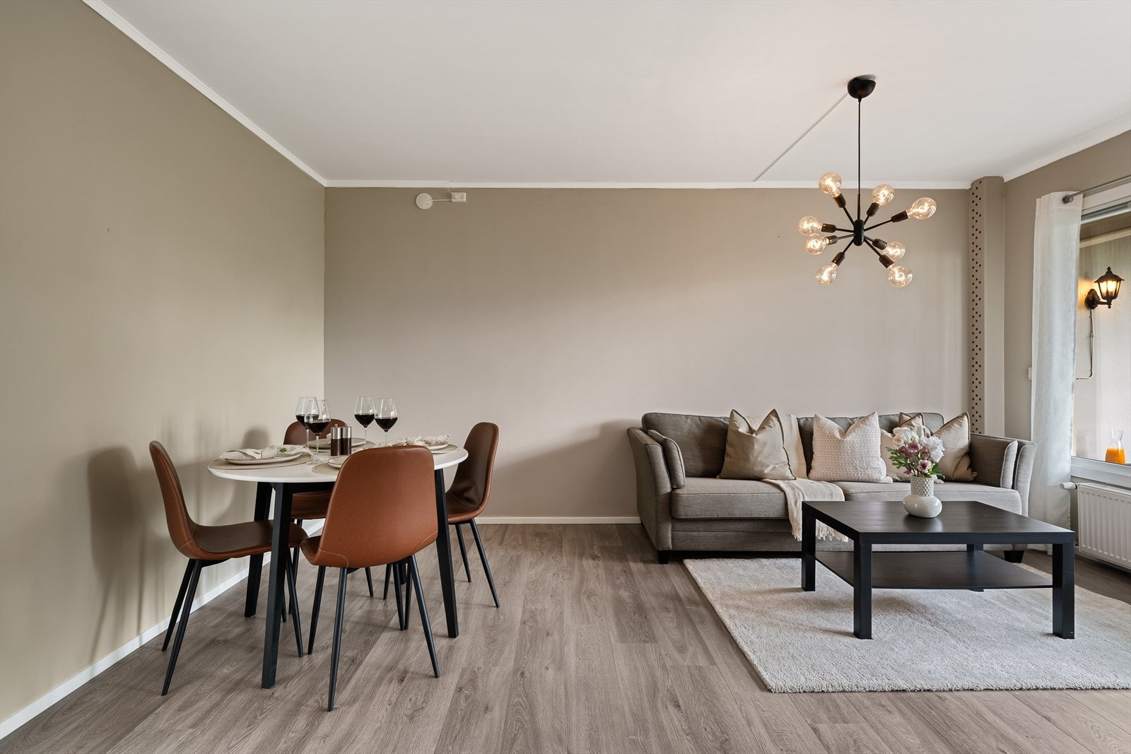 - Innvendig måler leiligheten 73 m² og inneholder entré/gang, stue, kjøkken, tre soverom og bad - Galleribilde