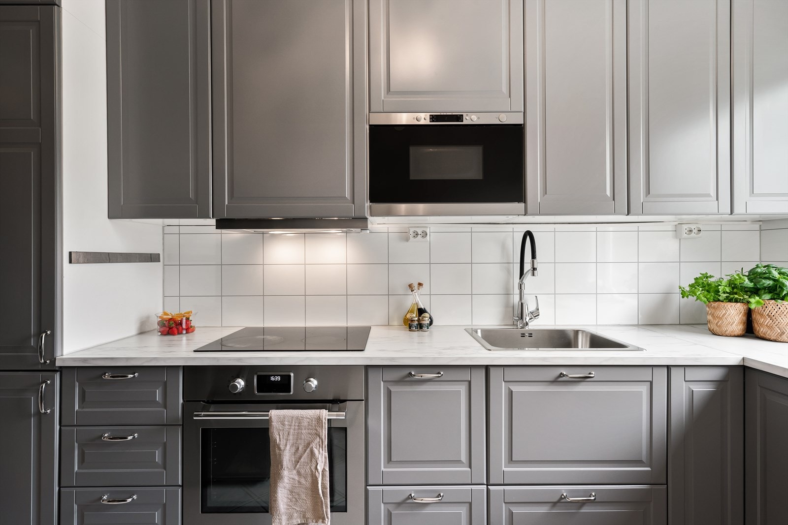 - Merk de takhøye skapene på kjøkkenet som gir meget godt med oppbevaringsplass - Galleribilde