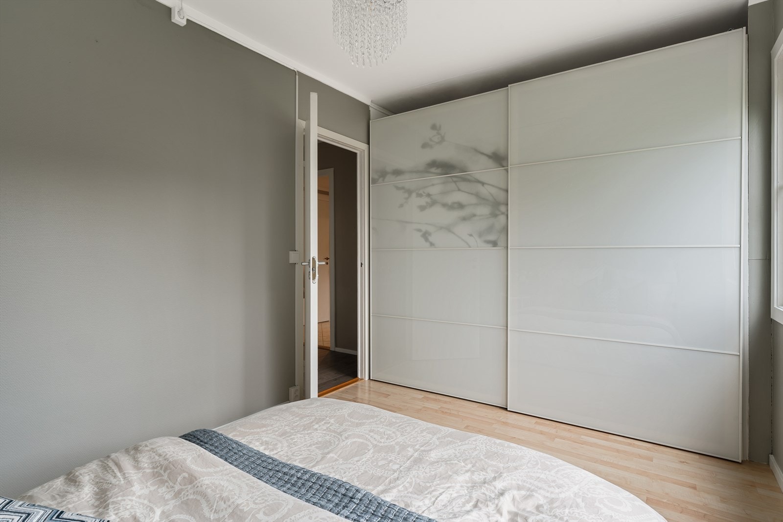 - Praktisk skyvedørsgarderobe som også medfølger kostnadsfritt - Galleribilde