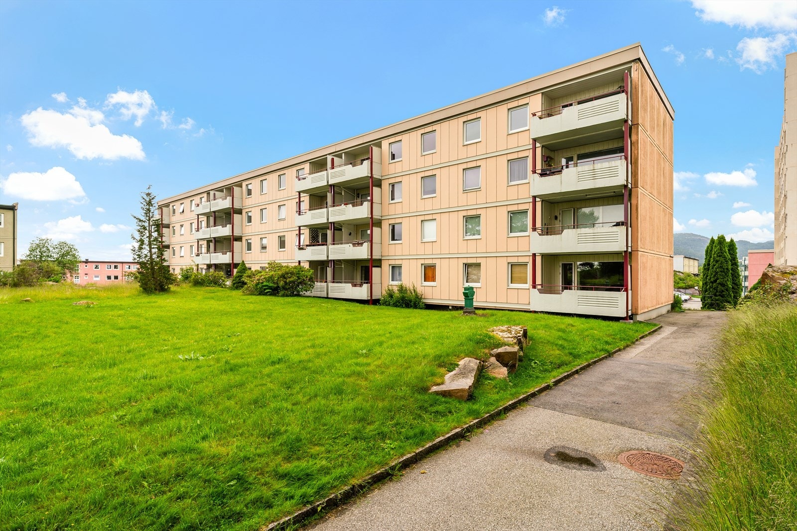 - Fra leiligheten er det kun 3 min gange til nærmeste busstopp - Galleribilde