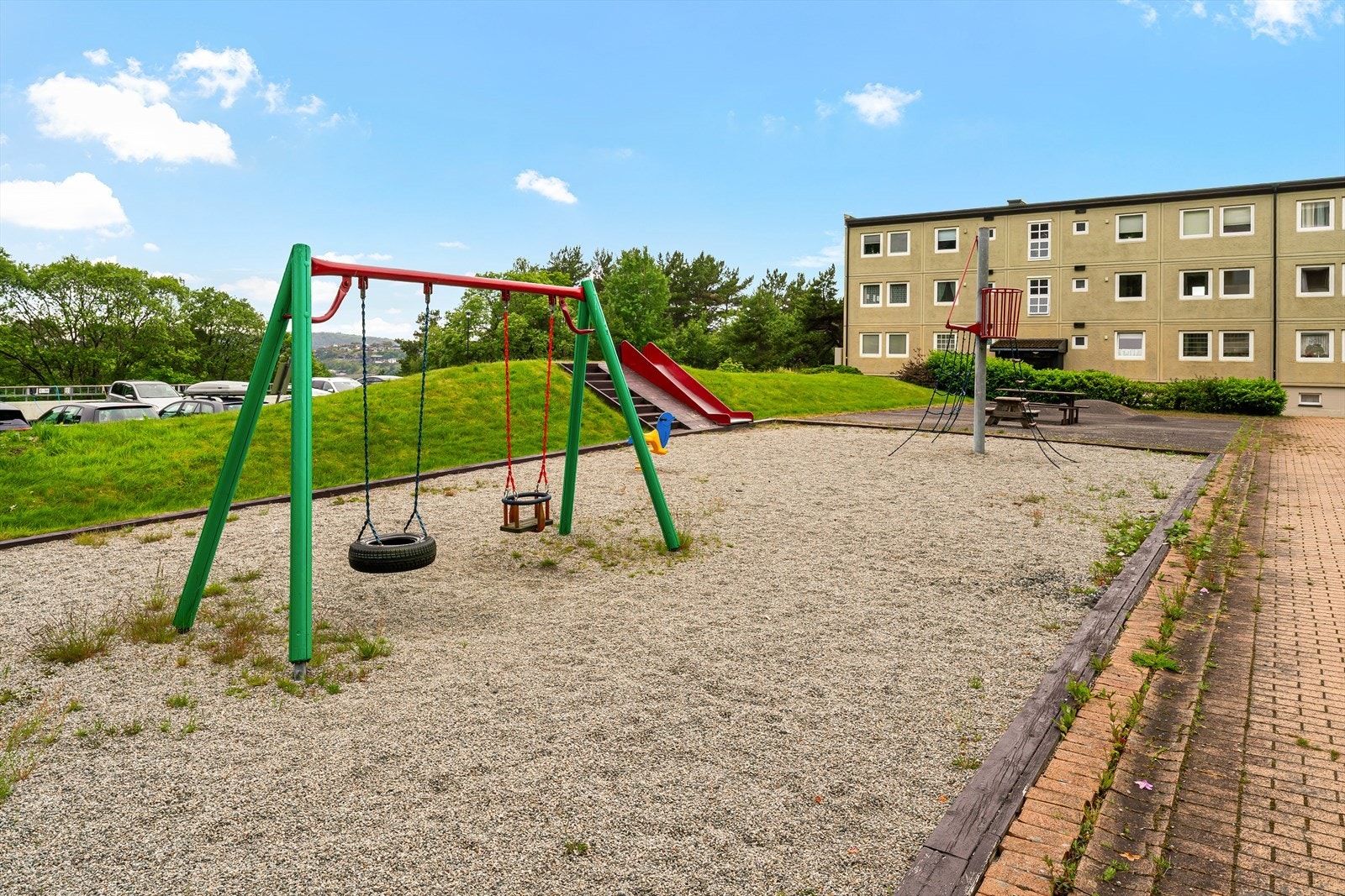 - Borettslagets tomt er pent opparbeidet med store grøntarealer og lekeplass til glede for beboerne - Galleribilde