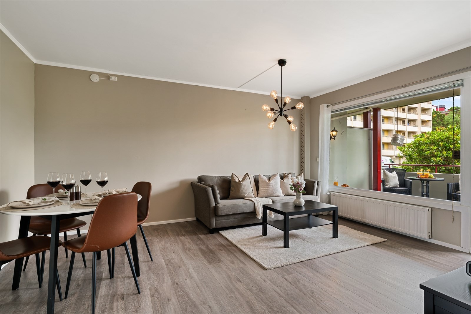 - Leiligheten har blitt vesentlig oppgradert de senere årene og holder med det en innflytningsklar og fin standard - Galleribilde