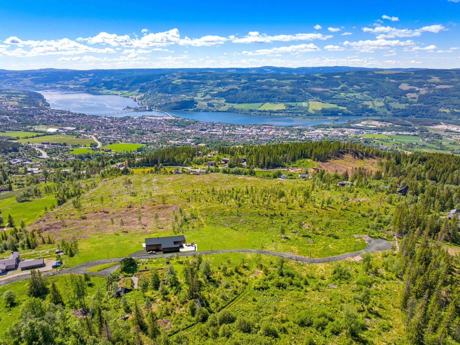 Her i disse naturskjønne omgivelsenen med utsikt over Lillehammer og Mjøsa, har du muligheten til å realisere boligdrømmen. Galleribilde