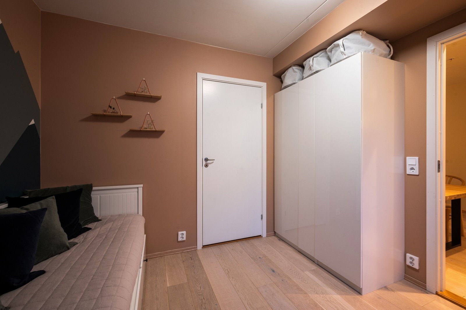 Rommene har dekorative veggflater med malte detaljer, som gir et moderne og personlig preg. Galleribilde