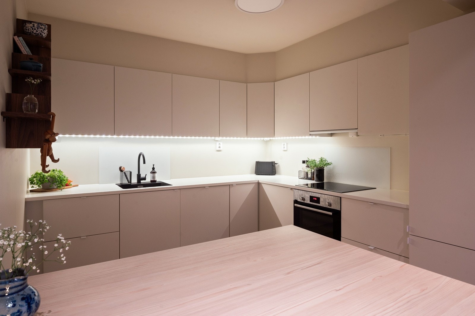 Kjøkkenet er utstyrt med en underlimt oppvaskkum og et moderne grepsarmatur. Galleribilde