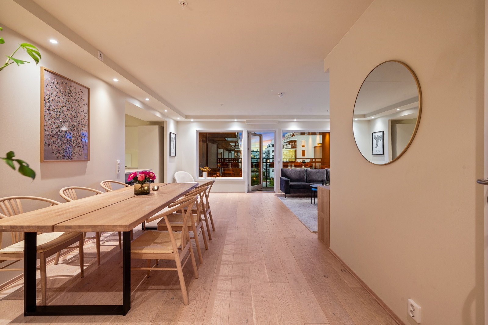 Her bor du i et moderne hjem med funksjonelle løsninger, perfekt for både familier og par som ønsker seg en lettstelt og trivelig bolig Galleribilde