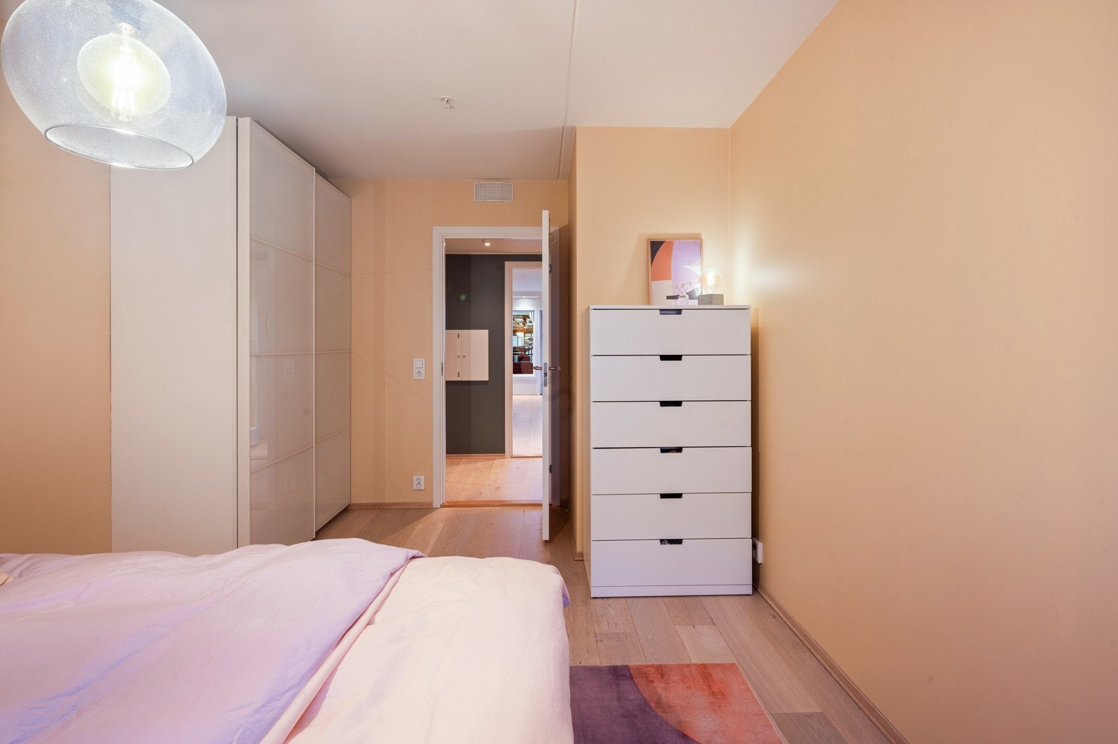 Innbydende soverom med god planløsning og stilfulle farger Galleribilde