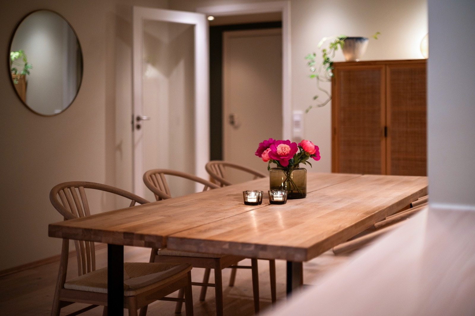 Den åpne løsningen gir god plass til å innrede med spisebord Galleribilde