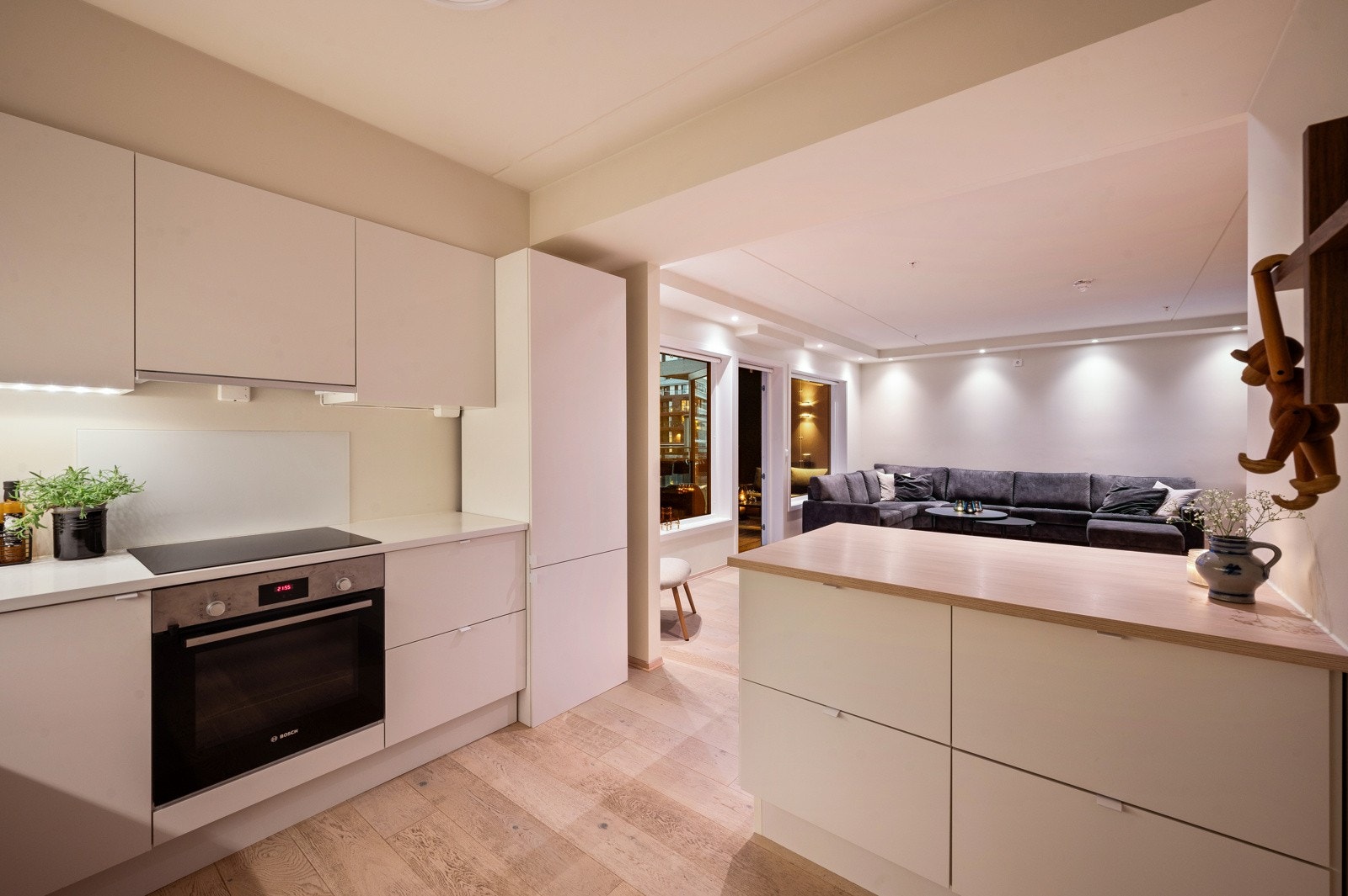 Lys og stilren leilighet med gjennomgående god standard og en attraktiv planløsning Galleribilde