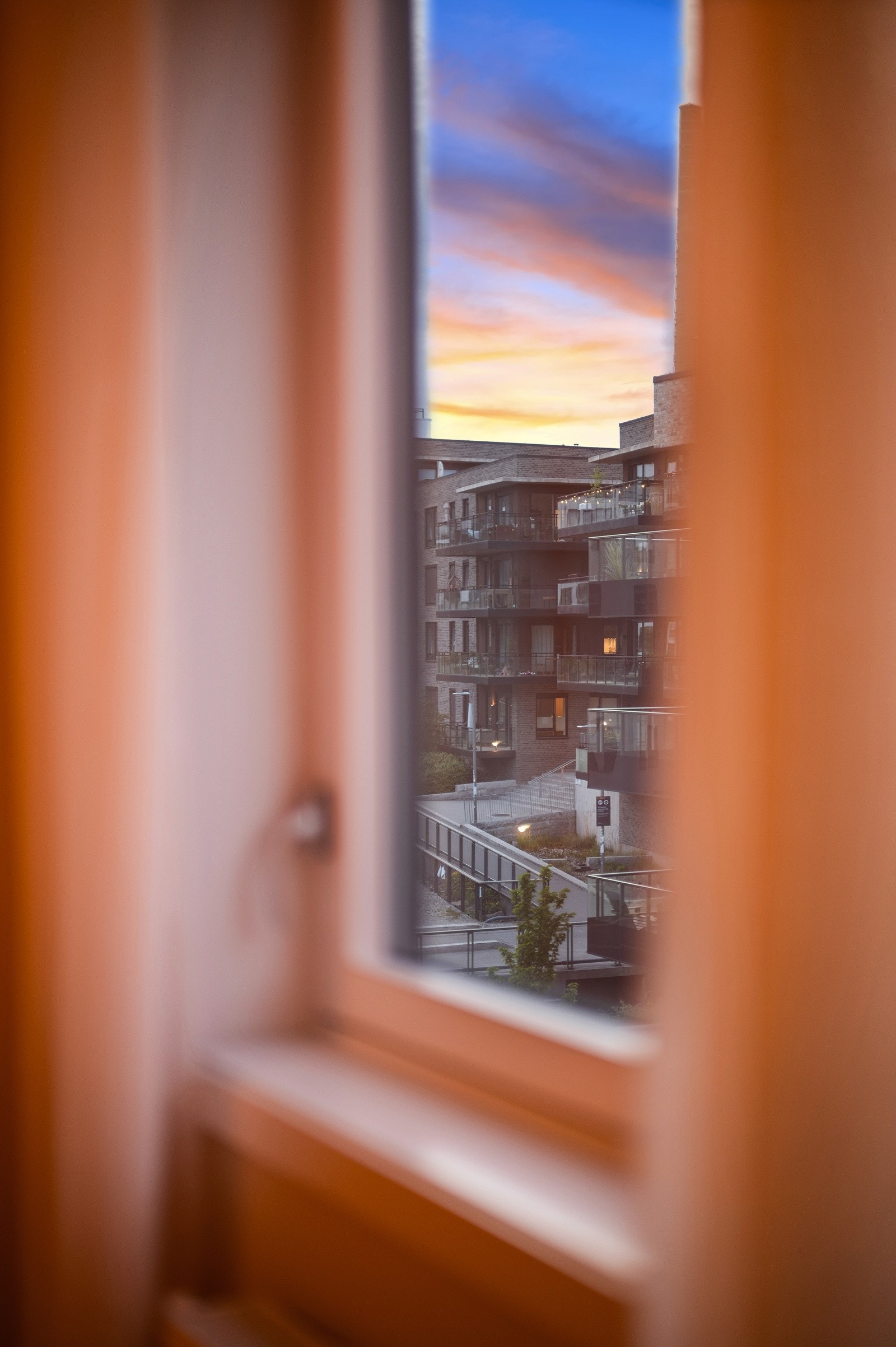 Det store vinduet gir rommet en luftig romfølelse. Galleribilde