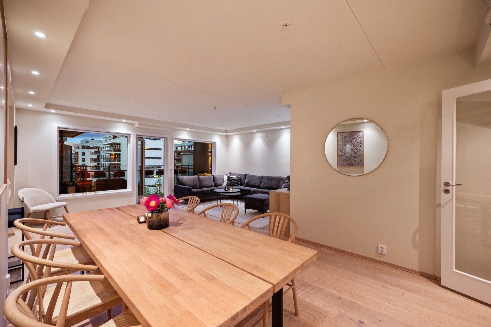 Leiligheten har en innbydende og luftig stue med store vindusflater som gir rikelig med naturlig lys Galleribilde