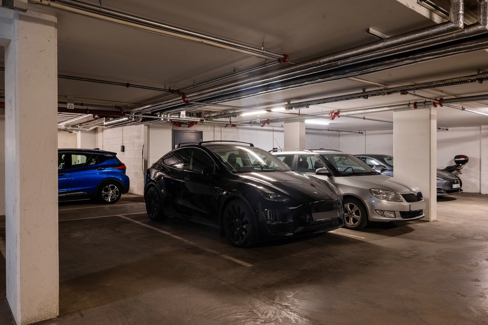 Seksjonen har en tilhørende parkeringsplass, med el-bil lader i felles avlåst parkeringsanlegg. Galleribilde