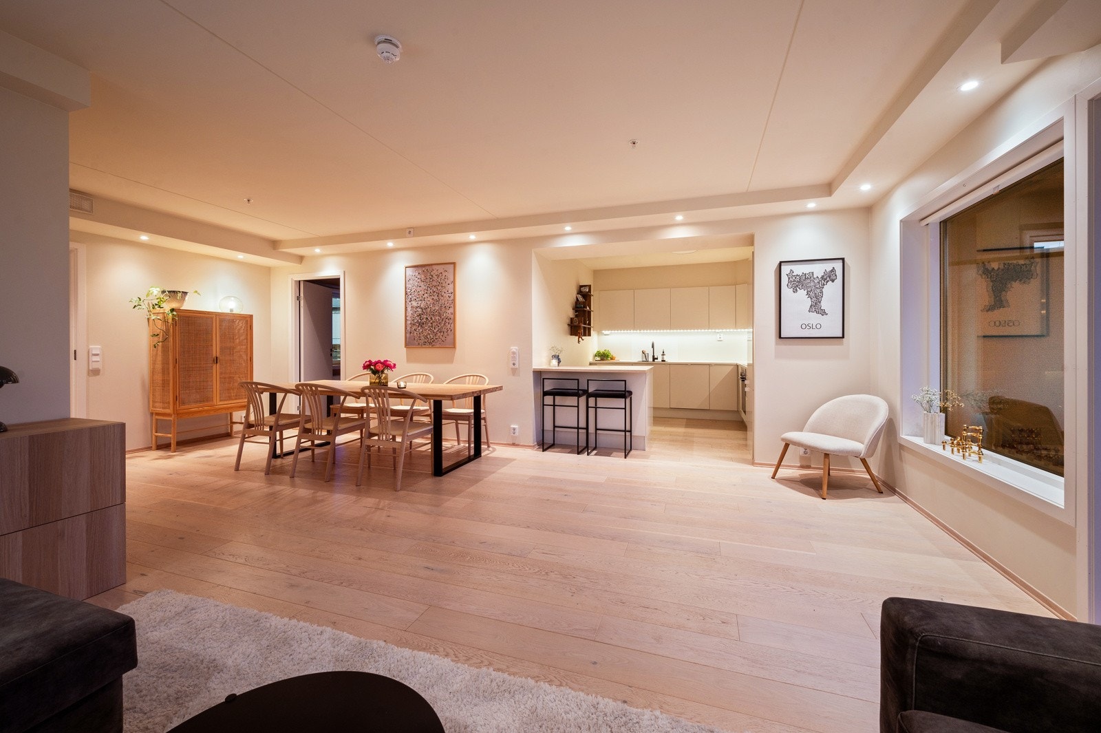 Den åpne planløsningen gir en god romfølelse, og det er plass til å innrede etter egne ønsker og behov. Galleribilde