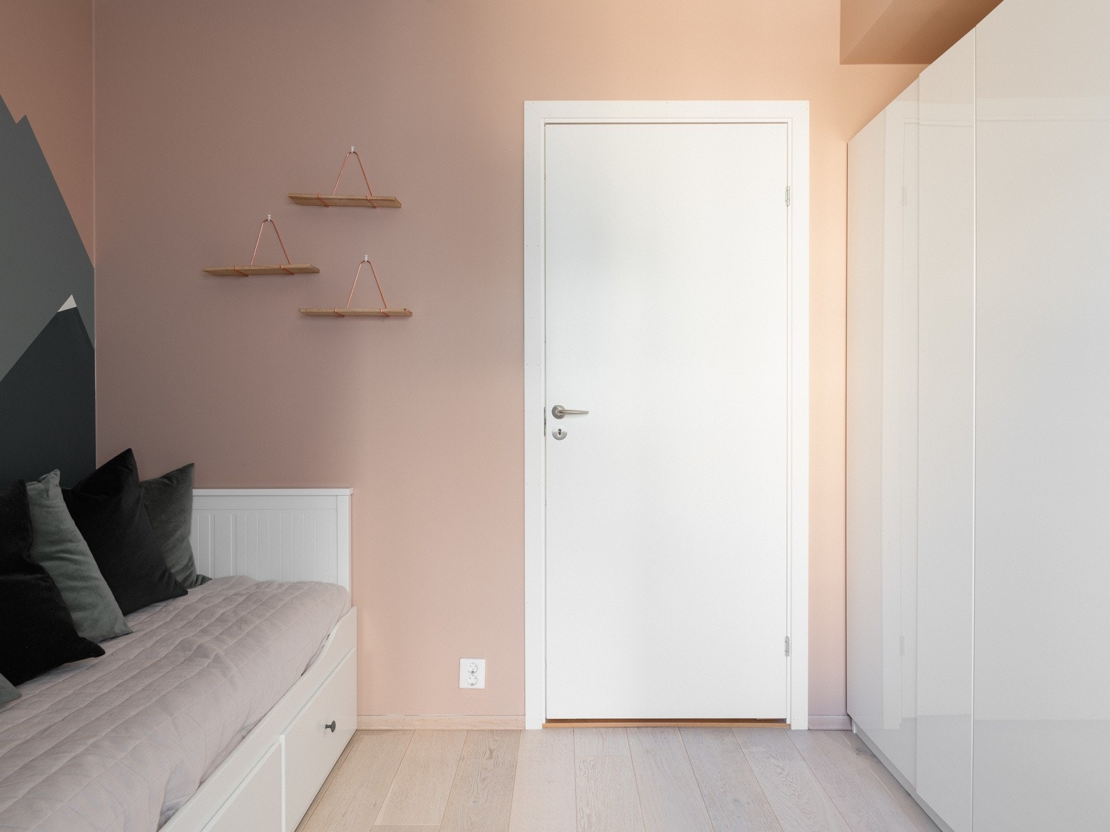 Her er det god oppbevaringsplass, samt inngang til innvendig bod Galleribilde