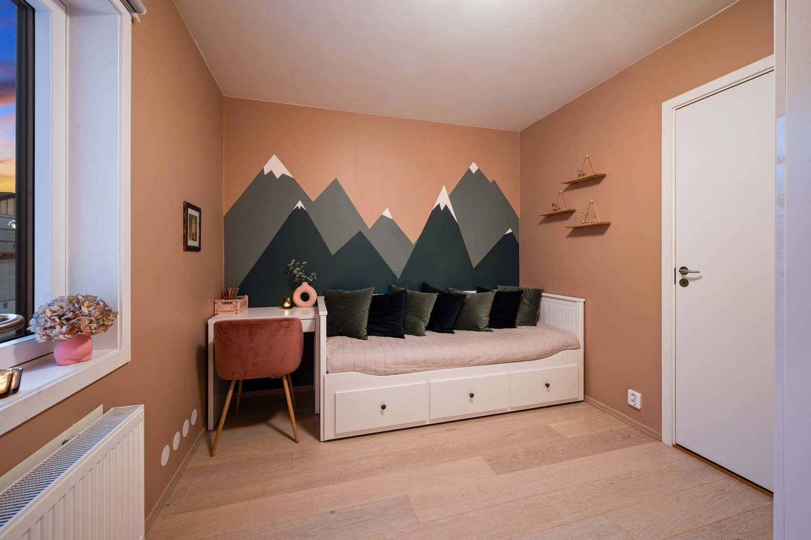 Leiligheten har tre lyse og innbydende soverom med god planløsning og stilfulle farger. Galleribilde