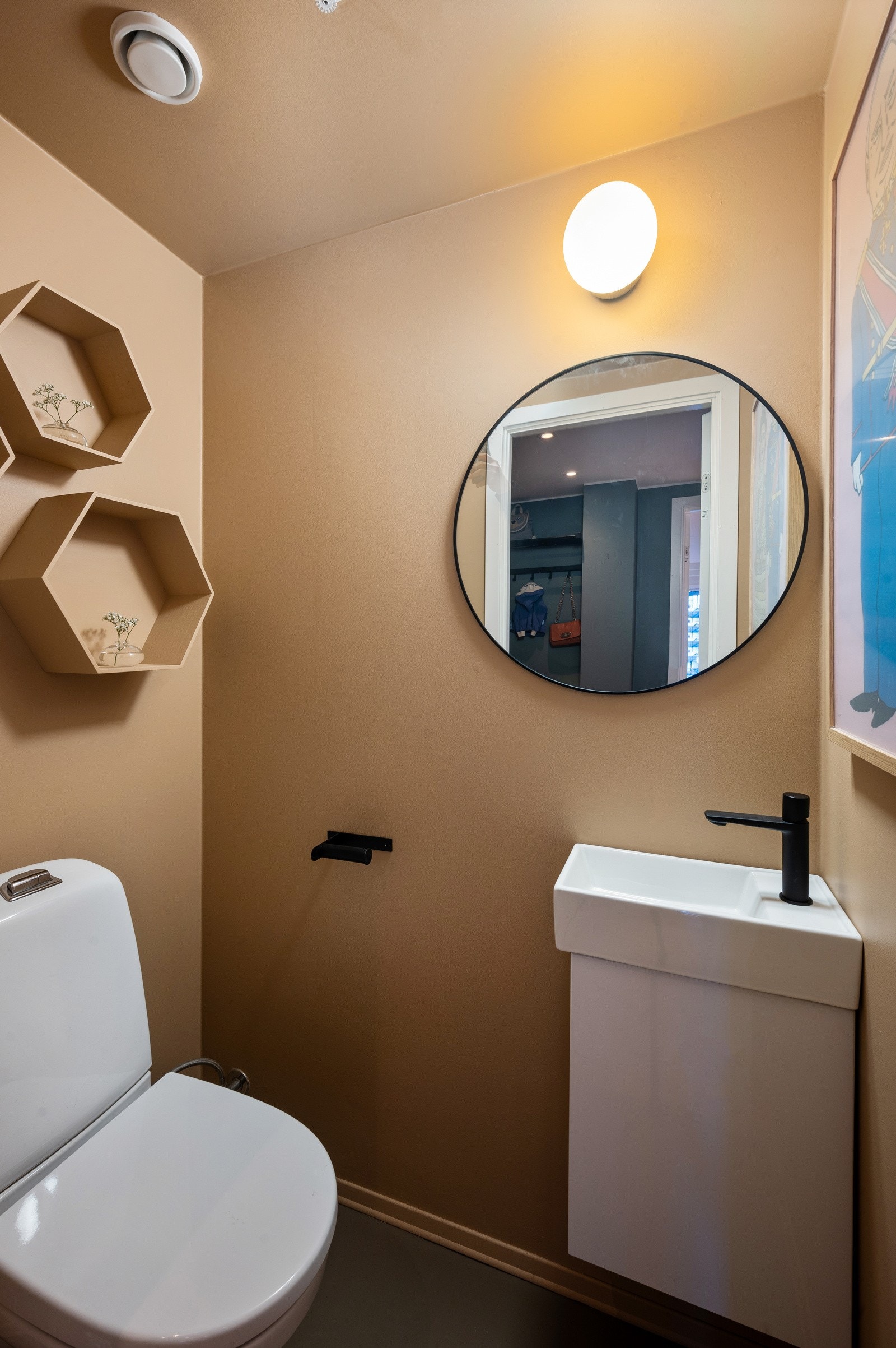 Leiligheten har i tillegg til bad et stilrent og oppgradert toalettrom med belegg på gulvet og malte vegger og tak- perfekt i en hektisk hverdag Galleribilde