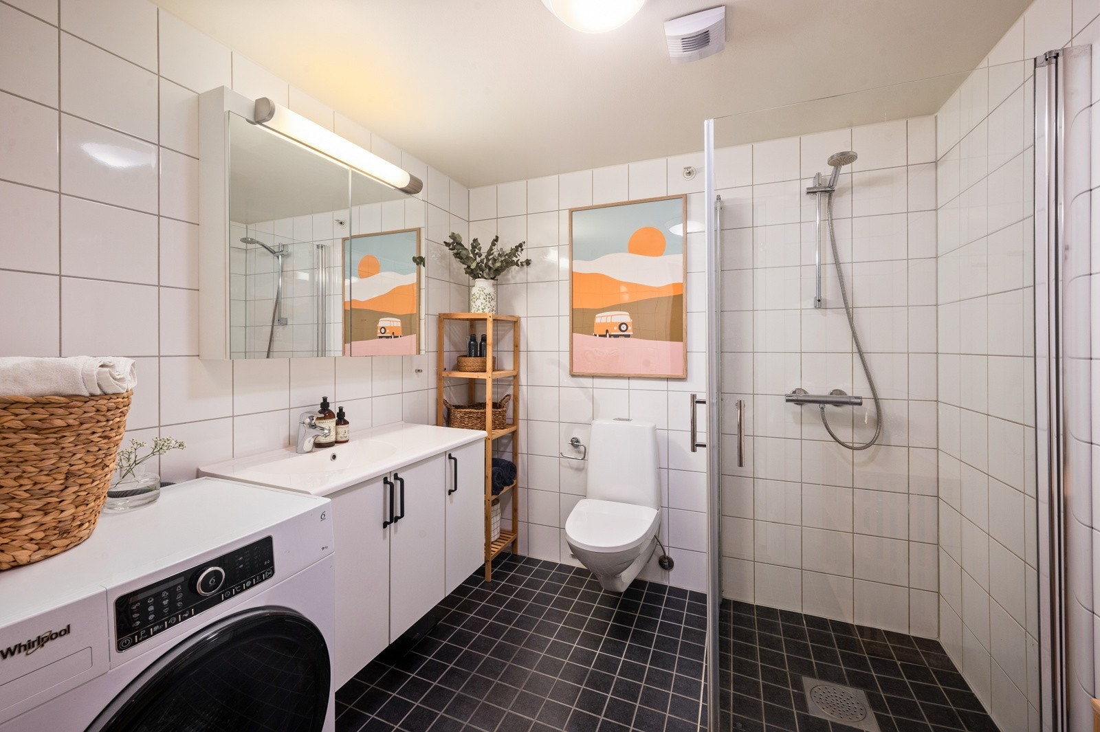 Leiligheten har et lyst og funksjonelt baderom med flislagte vegger og 10x10 cm fliser på gulv, med nedsenket dusjsone og lokalt fall mot sluk Galleribilde