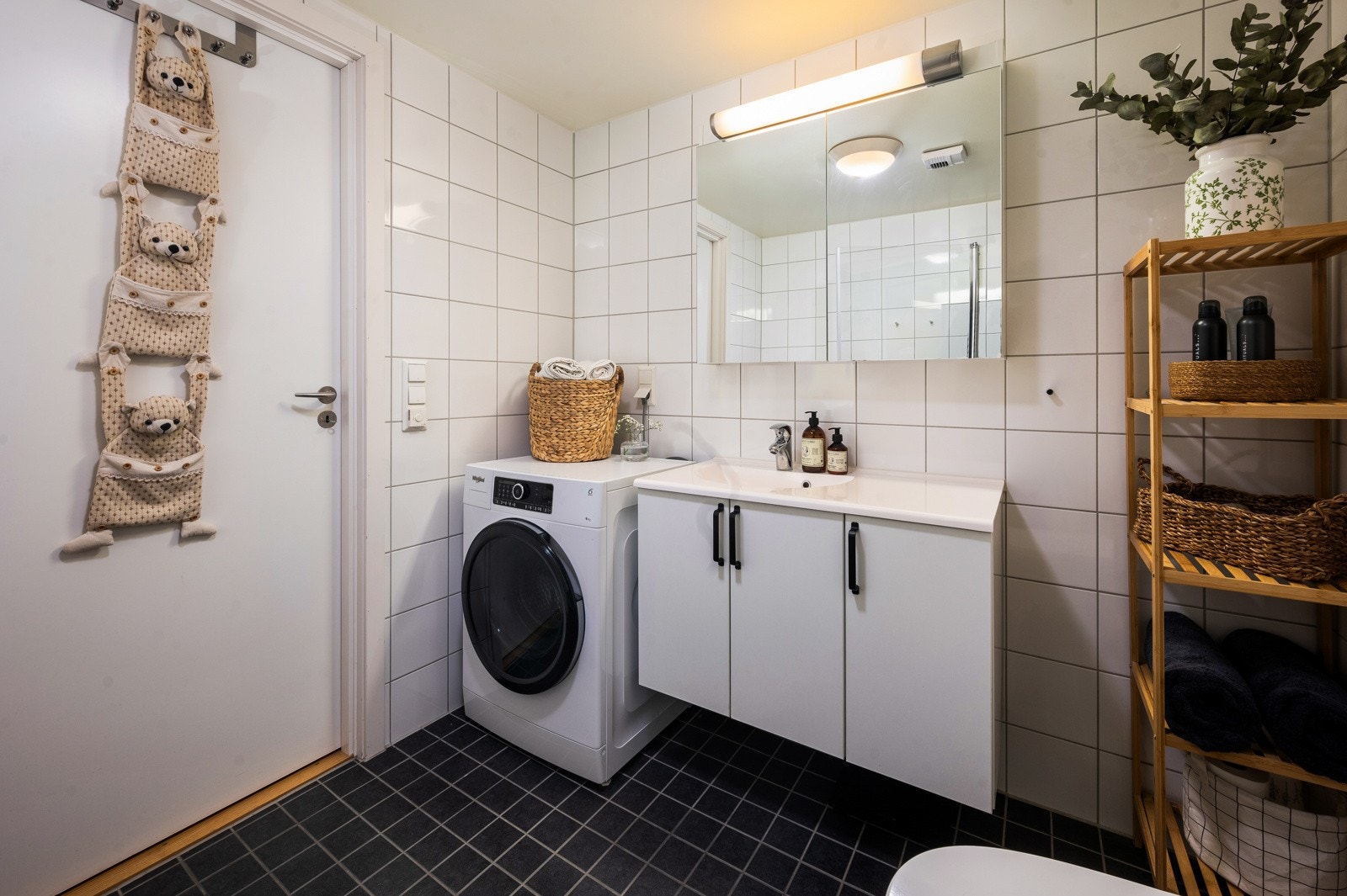 Det er opplegg for vaskemaskin, noe som gir en praktisk vaskesone. Galleribilde