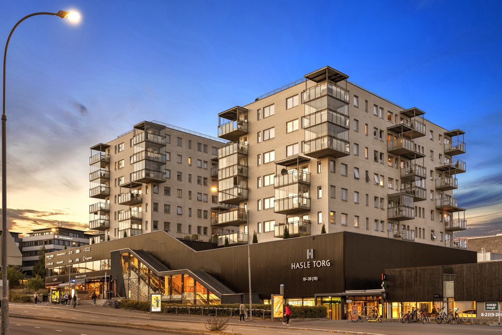 Hasle Torg med blant annet Sats, Coop Mega, Vinmonopol, Baker Hansen, Nille, dyrebutikk, Jernia og apotek Galleribilde