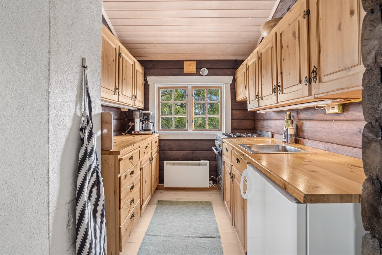 Kjøkkenkroken har bra med skapplass. Komfyr og kjøleskap. Galleribilde