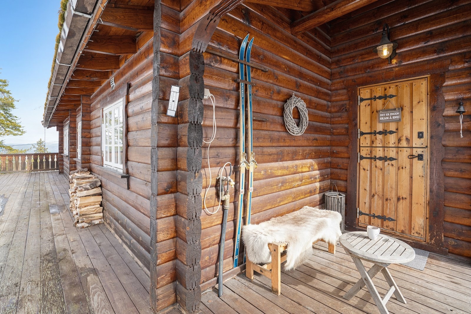 Stor terrasse som starter ved inngangspartiet. Galleribilde