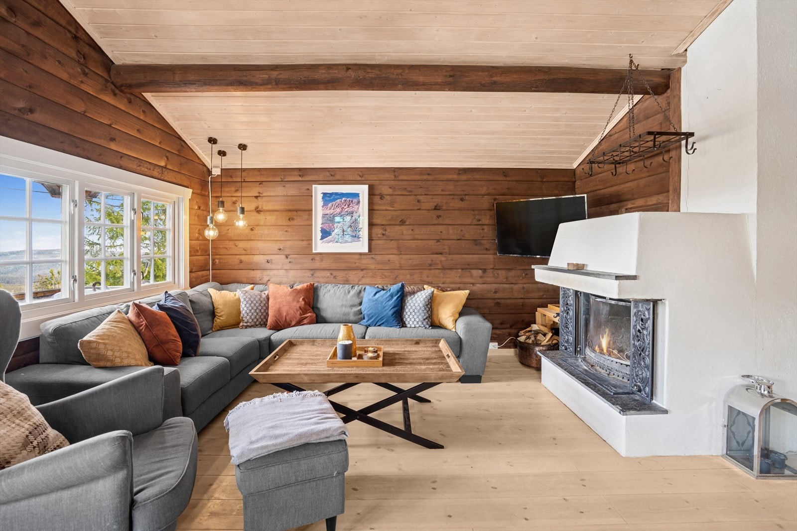 Det er peis i stuen, ellers er det panelovner for oppvarming. Galleribilde