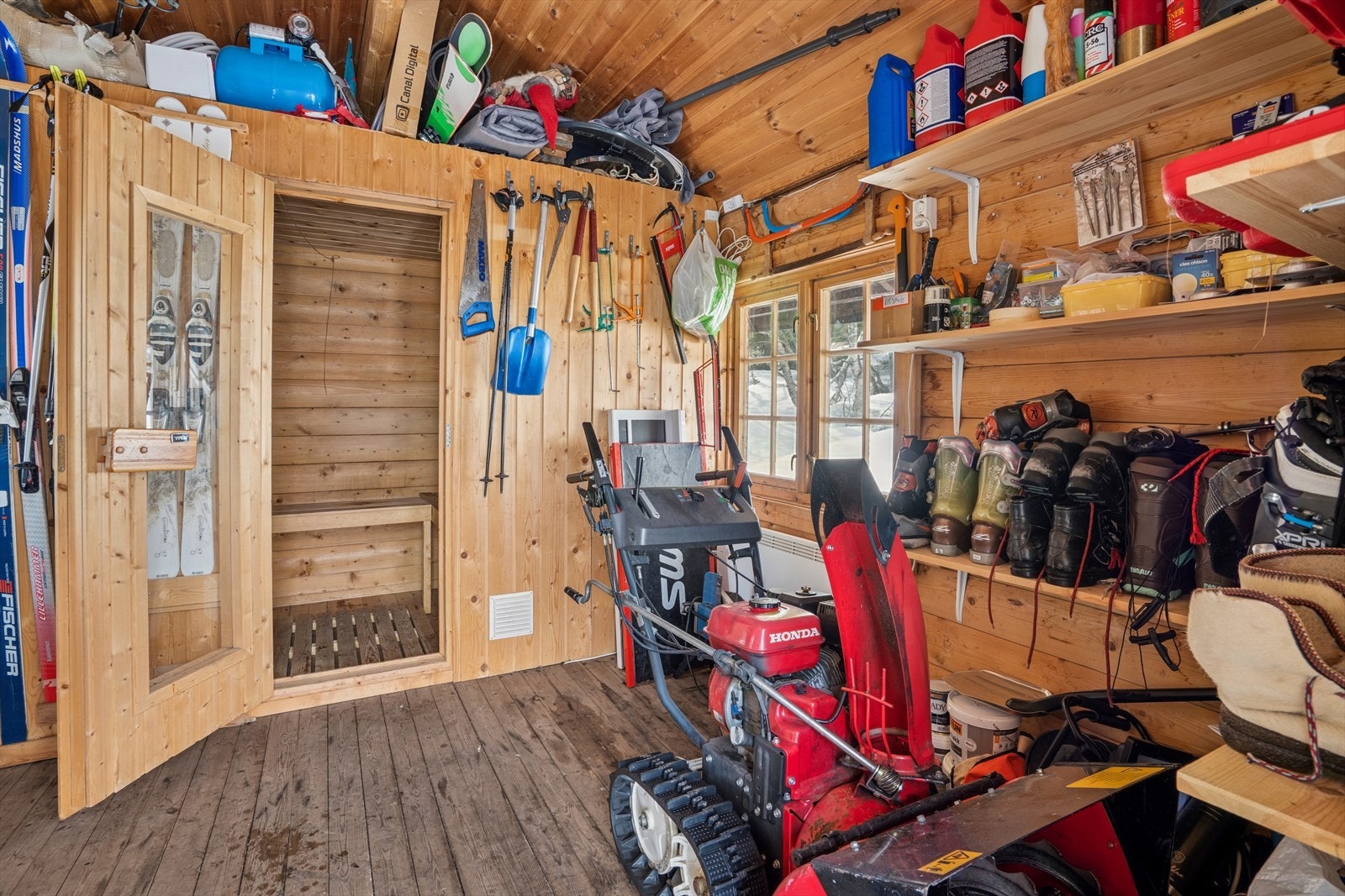 I boden er det satt opp dusjkabinett, i tillegg til god lagringsplass. Galleribilde