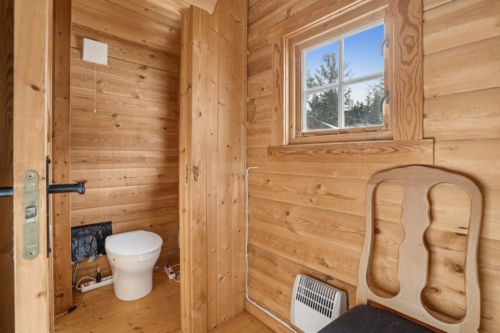 Toalettrom innenfor gangen. Galleribilde