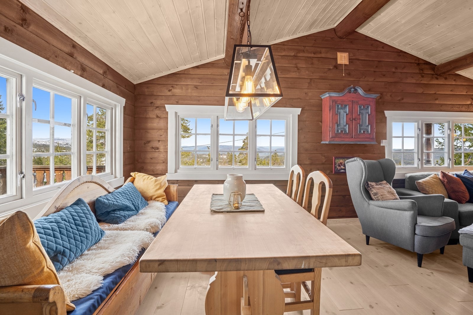 Utsikten kan nytes mens gode måltider inntas. Galleribilde