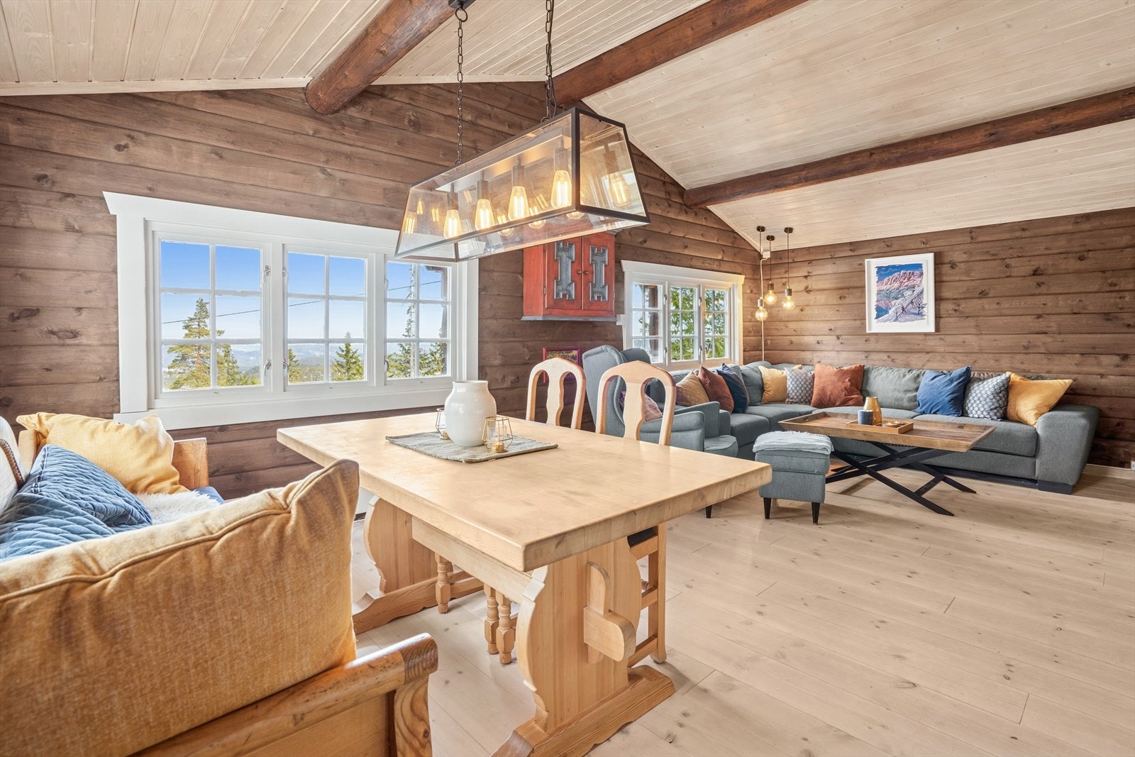 Lys og koselig stue med plass til både spisestue og sofa. Galleribilde