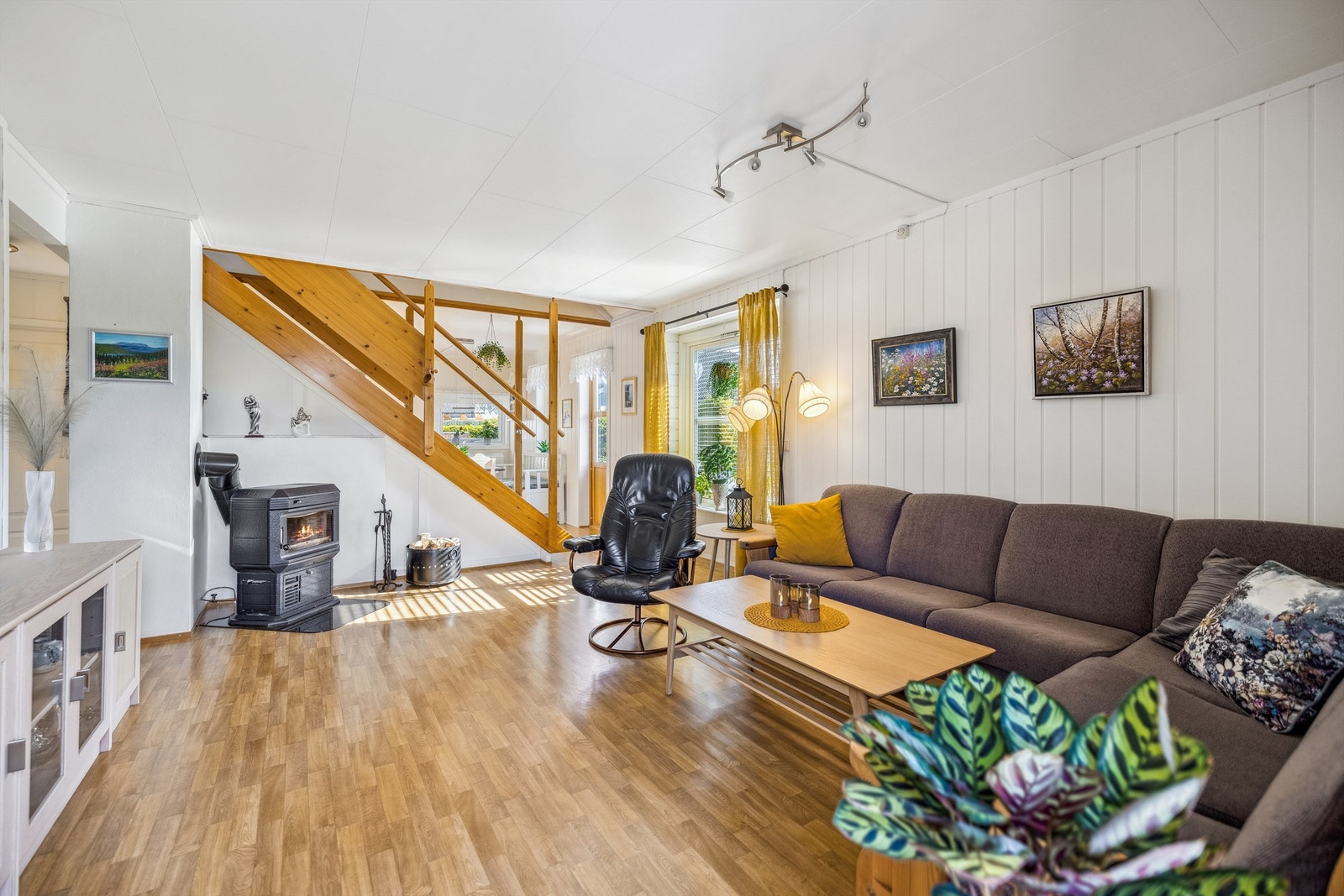 I stuen er det en vedovn som gir godt med varme på kjølige dager. Galleribilde