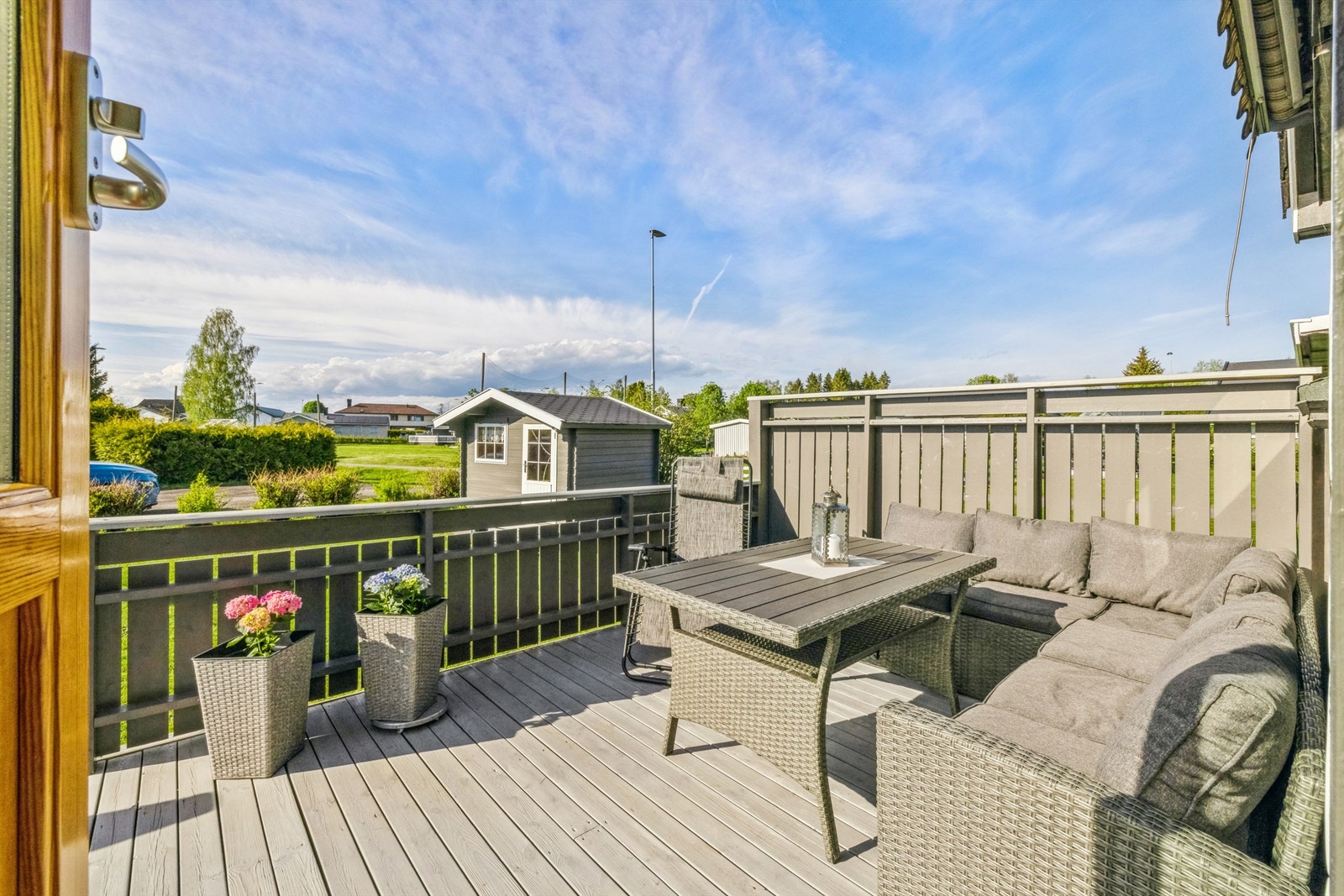 Koselig og solrik terrasse med adkomst fra stuen og terrenget. Levegg mot gangfeltet. Galleribilde