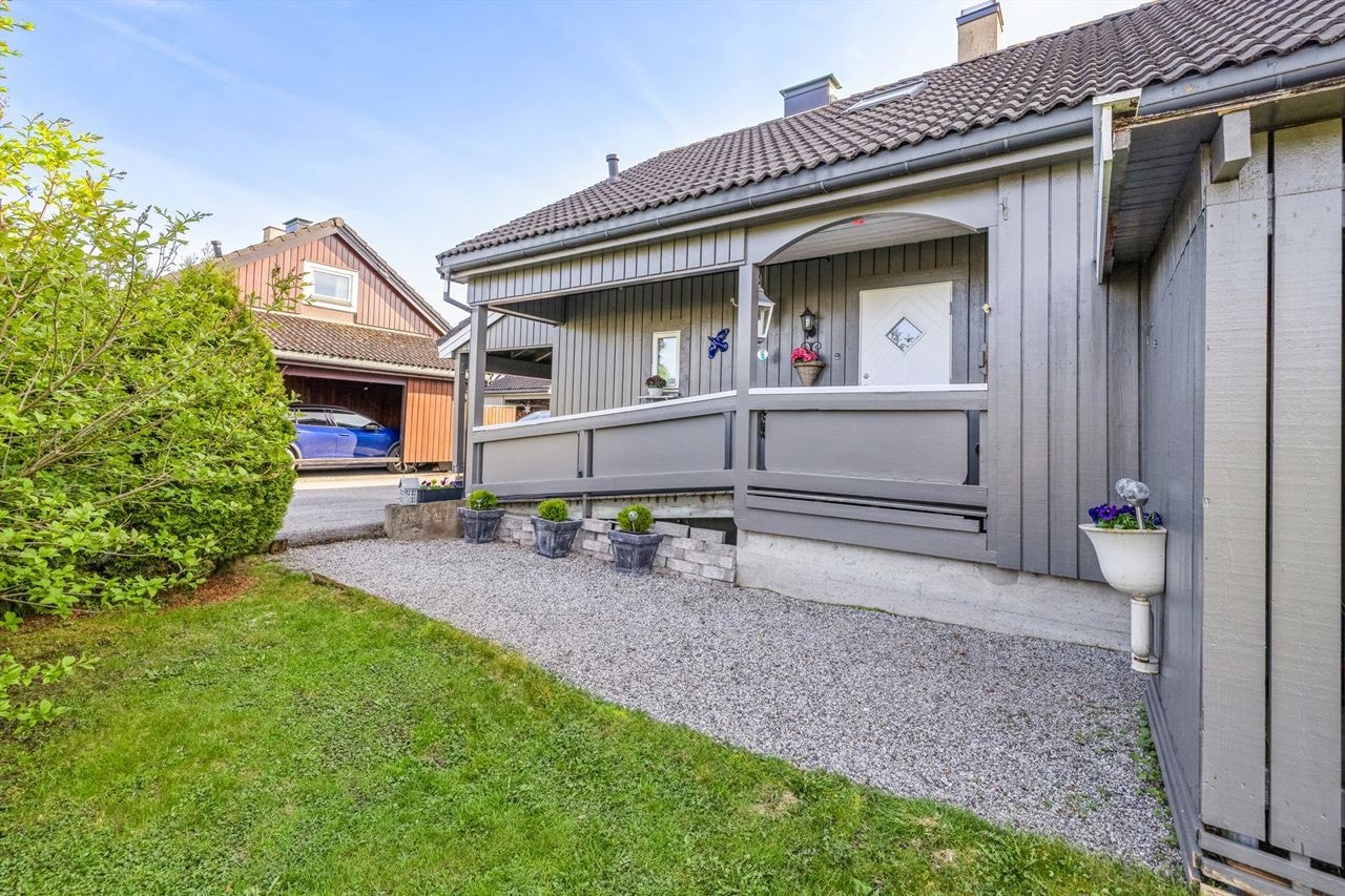 Hagen er opparbeidet med plen og diverse beplantning. Gruset foran inngangspartiet bort til bod. Galleribilde