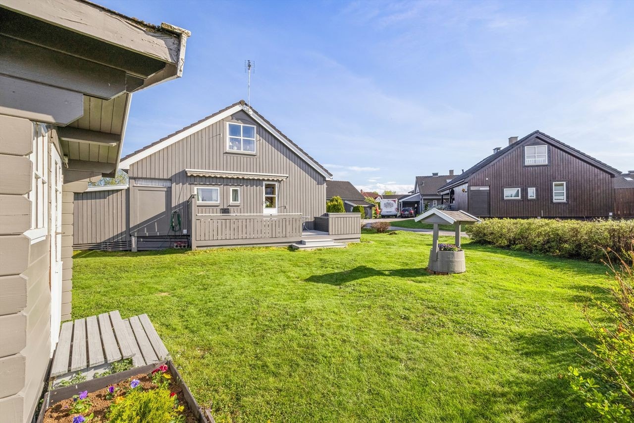 En god sommerstue er plassert i hagen, hvor du kan plassere møbler om du vil, eller benytte som en redskapsbod. Galleribilde