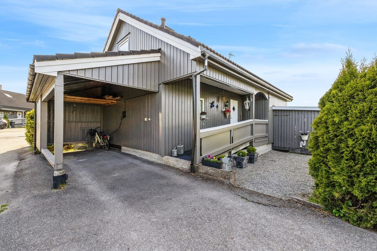 Enebolig over to etasjer med inntilbygget carport i borettslag. Galleribilde