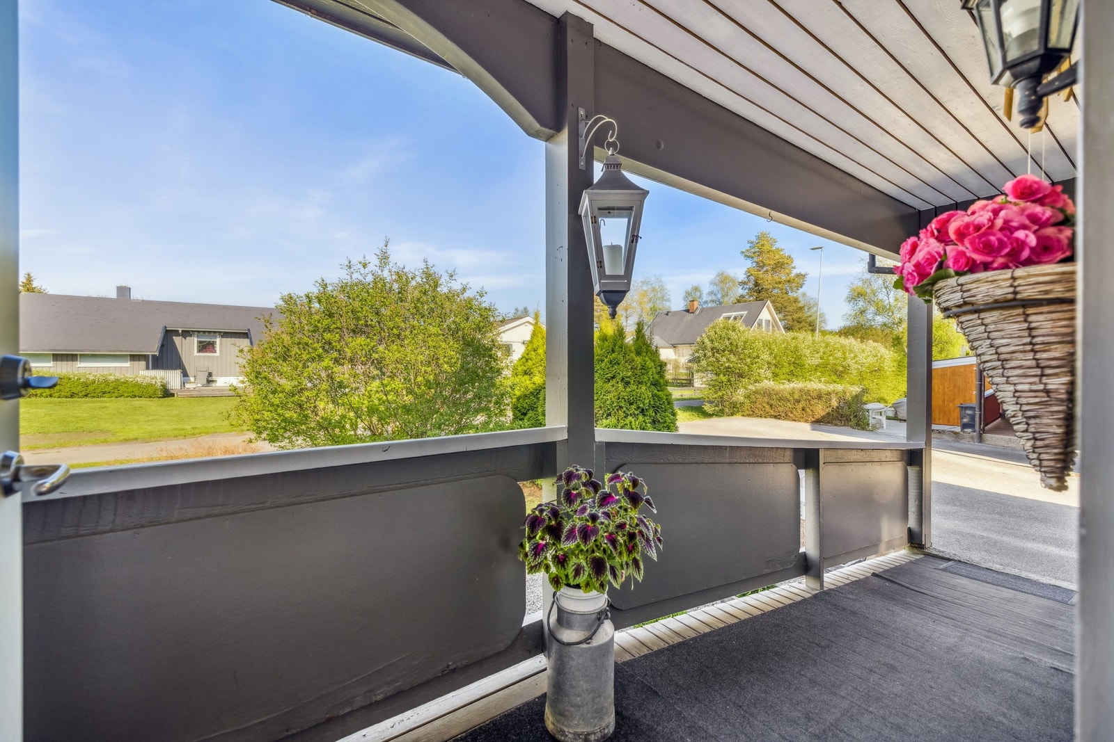 Overbygget inngangsparti med rampe. Galleribilde