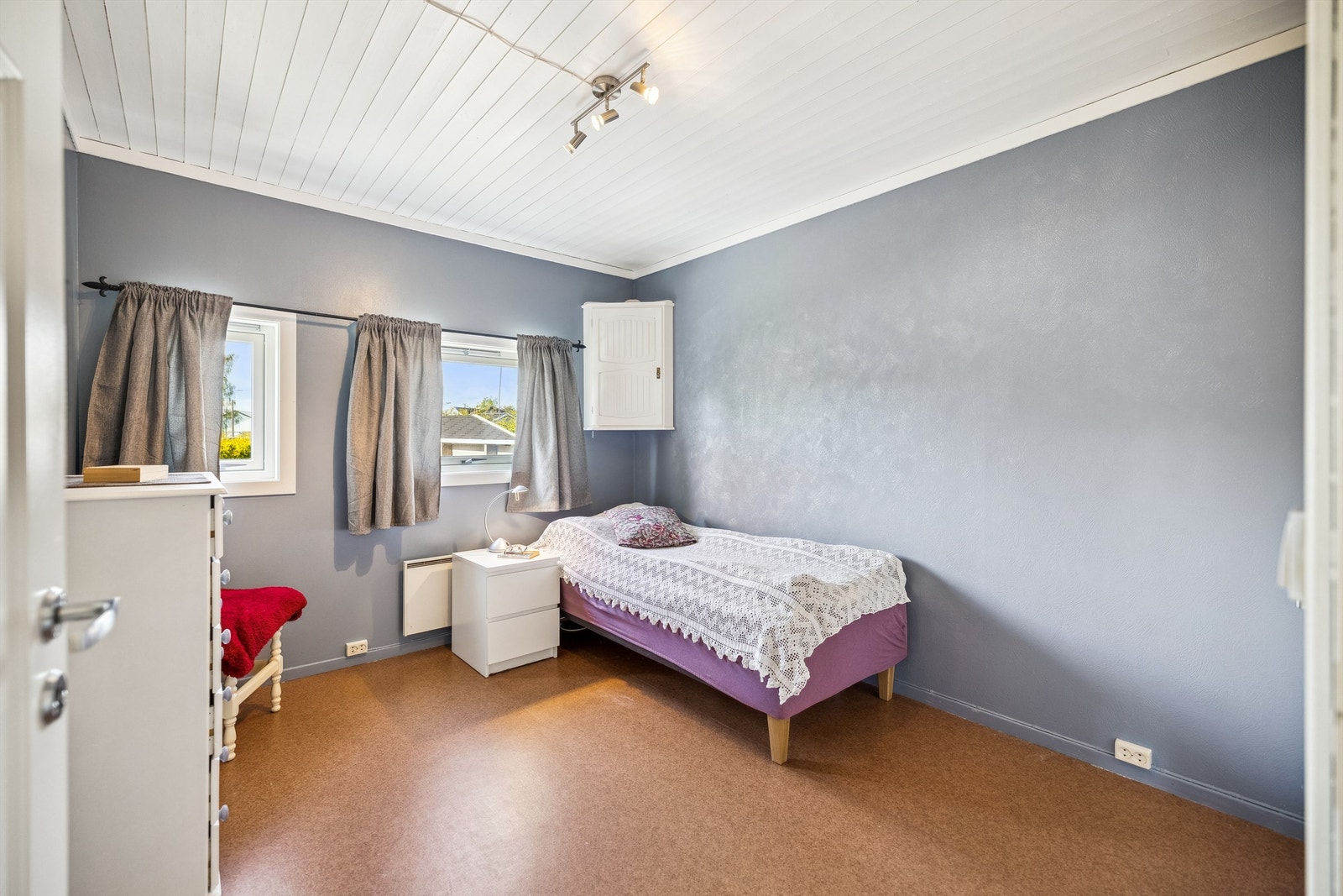 Boligen har tre soverom, ett i 1. etasje og to i 2. etasje. Soverommet i 1. etasje har malte vegger og belegg på gulvet. Rommet er romslig med et veggmontert hjørneskap og garderobeskap. Galleribilde