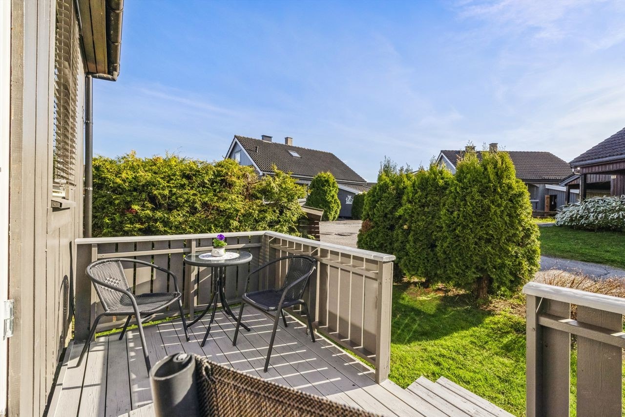 Koselig liten terrasseplatting tilknyttet kjøkkenet, og terrenget. Galleribilde