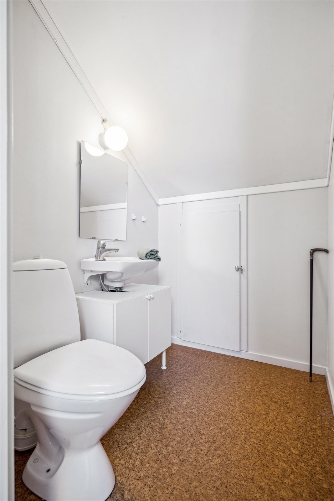 Toalettrommet i 2. etasje har belegg på gulvet og lysmalte vegger. Rommet er innredet med gulvmontert toalett og vegghengt servant med lys skapinnredning under. Galleribilde