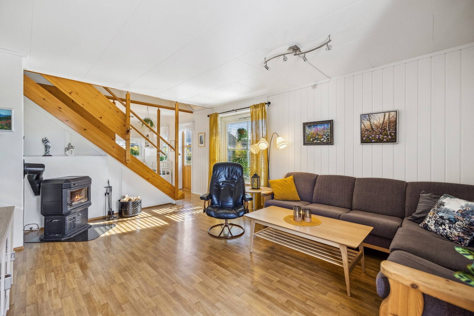 Stuen er lys og romslig med dels åpen løsning til kjøkkenet, men med trappen opp til 2. etasje som en avdeler. Galleribilde