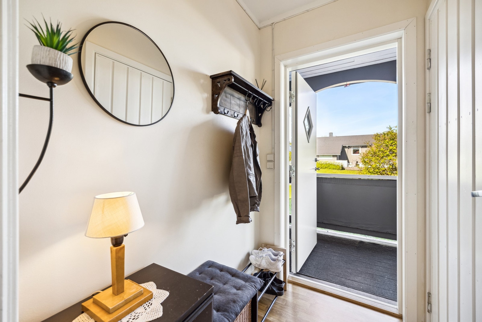 Her kommer du inn i en lys entré med vegghengte knagger, og adkomst til en bod på venstre side. Videre inn kommer du inn i en liten gang og deretter stuen og resten av boligen. Galleribilde