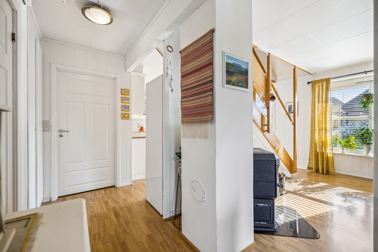 Mellomgang mellom entréen og resten av boligen. Galleribilde