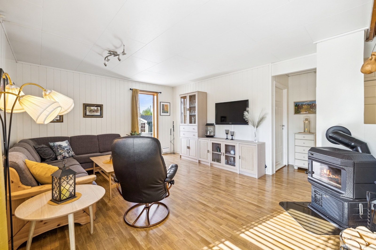 Her er det gode møbleringsmuligheter og en terrassedør som gir deg adkomst ut til terrassen. Galleribilde