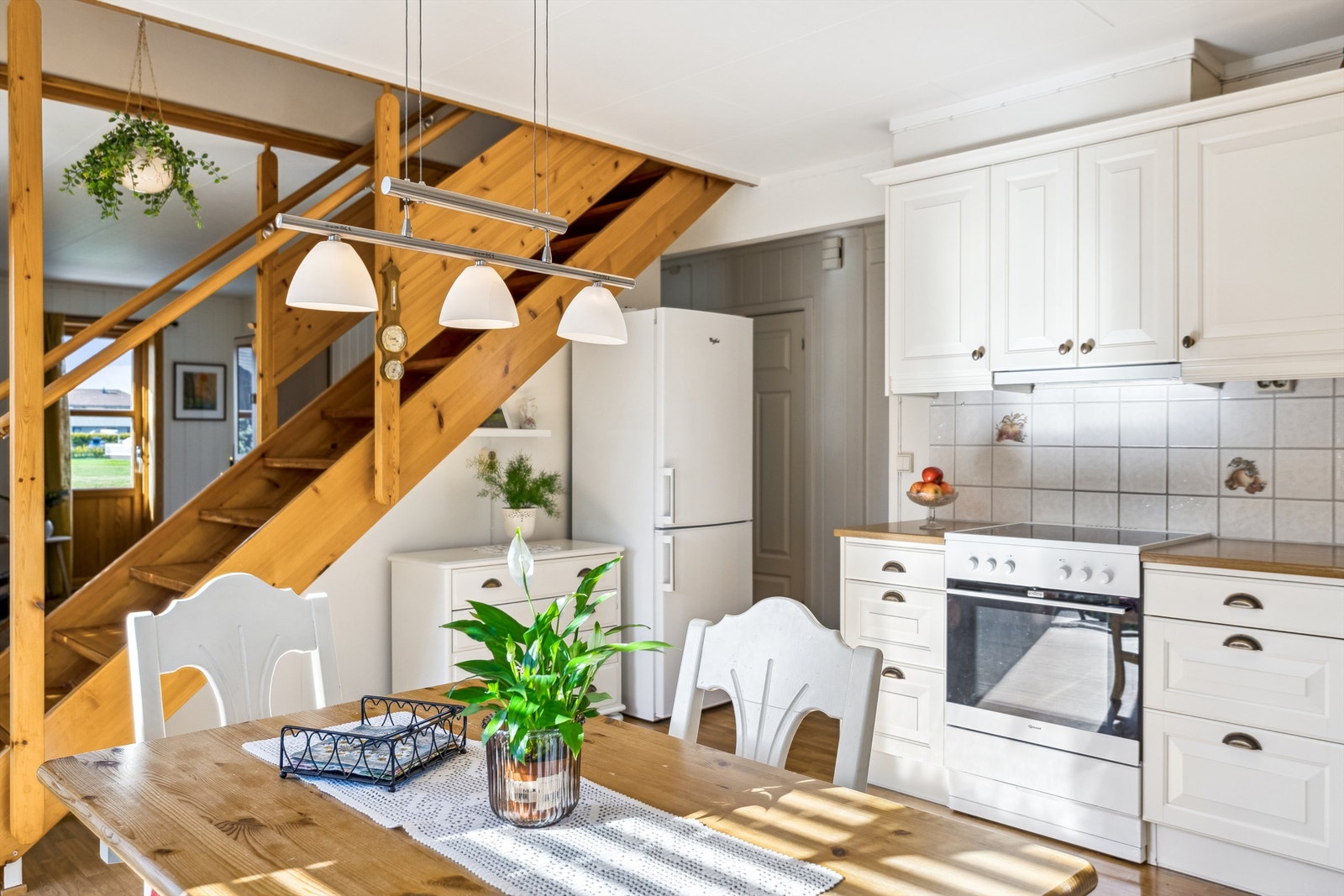 Fliser på veggflatene over kjøkkenbenkene, og nedfelt vaskekum med ett-greps blandebatteri i benken. Det er åpen løsning for frittstående hvitevarer som komfyr, oppvaskmaskin og kjøleskap på kjøkkenet. Galleribilde