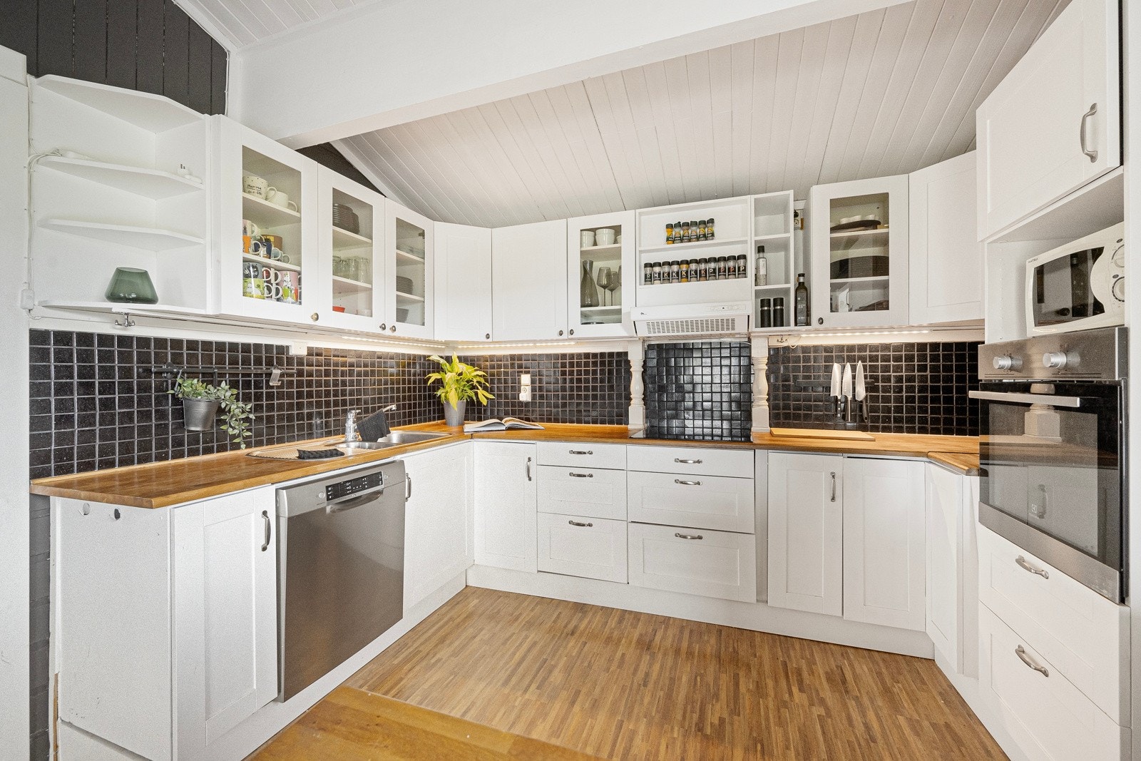 Hovedetasjen rommer en lys og luftig stue i delvis åpen løsning med kjøkken - et naturlig samlingspunkt for familien Galleribilde