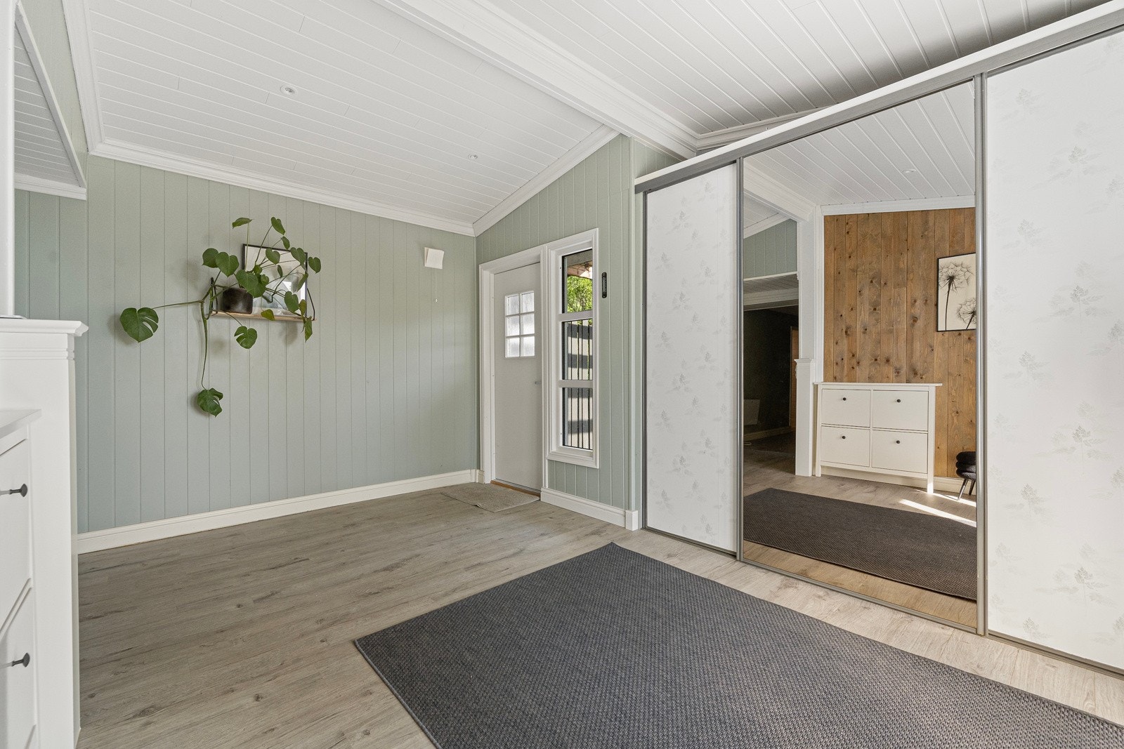 Hallen gir en ryddig og funksjonell ankomst, med rikelig plass til yttertøy og sko Galleribilde