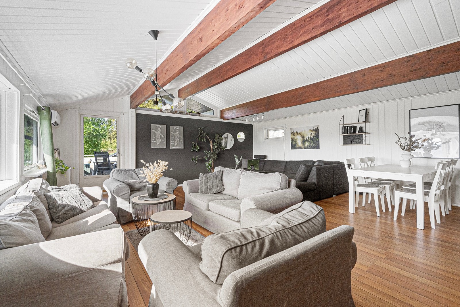 Detaljer som dragere i taket og trekantede høytliggende vinduer gir rommet karakter og særpreg Galleribilde