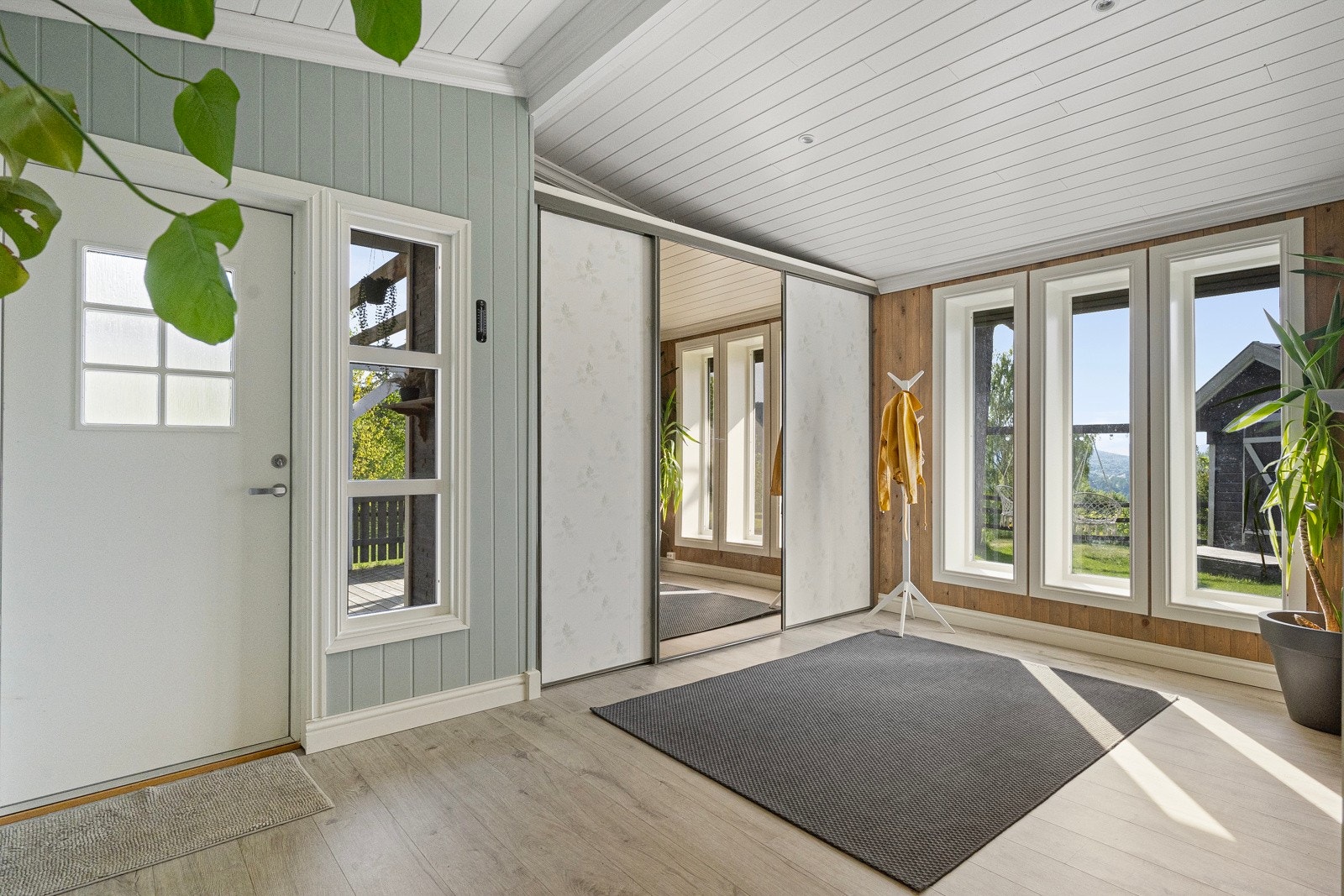 I 2018 ble boligen oppgradert med et moderne og stilrent inngangsparti, som inkluderer en romslig hall med stor skyvedørsgarderobe og terrasse Galleribilde