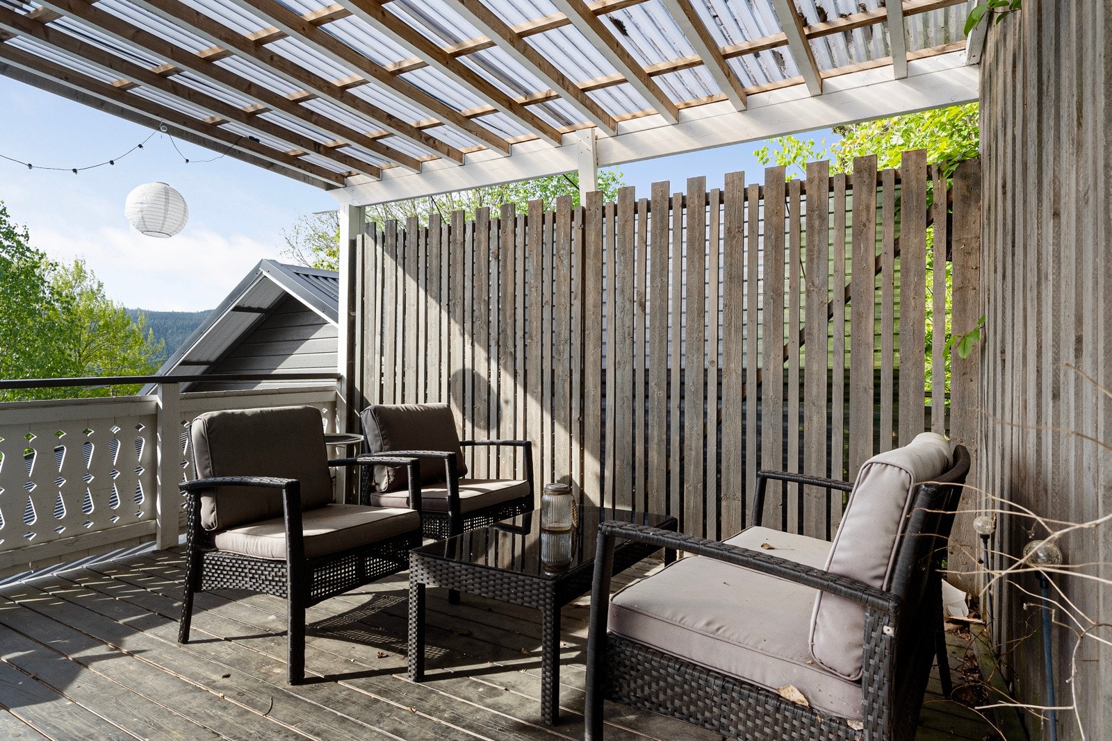 Med 4 terrasser byr uteområdet på flere fine oppholdssoner enten om du ønsker sol eller skygge Galleribilde