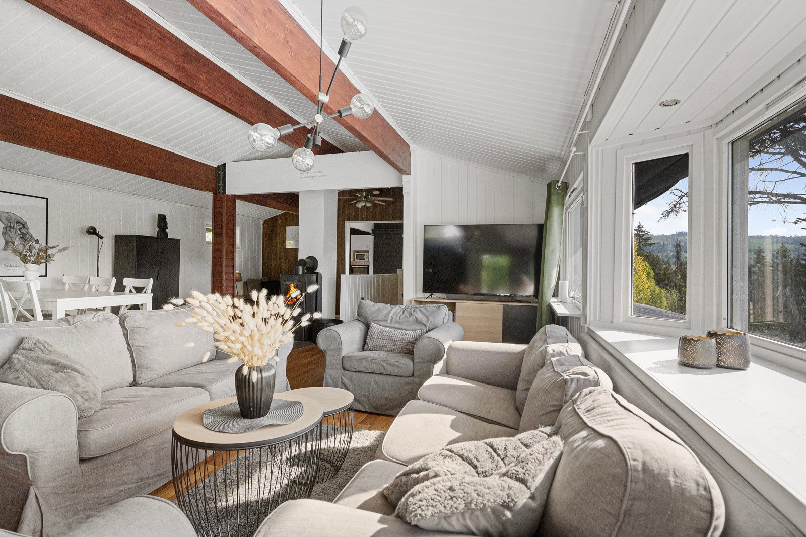 Den åpne løsningen gir god romfølelse og fleksible møbleringsmuligheter Galleribilde